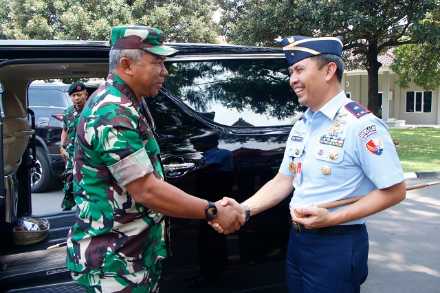 Danlanud Adisutjipto Marsma Dedy Susanto Sambut Kedatangan Dankodiklat TNI Letjen Eko Margiyono
