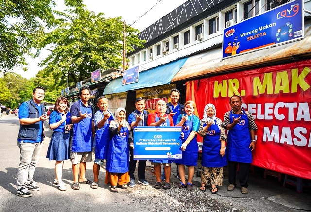 Perkuat Ekonomi Pelaku Usaha, Bank Raya Serahkan Dukungan Prasarana Pedagang Kaki Lima Di Cluster Unggulan Sidodadi Semarang