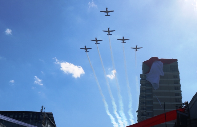 Paskhas 474 Yogyakarta Gelar Bendera Merah Putih Raksasa Di Tower The Rich Jogja Hotel Dibarengi Fly Pass Jupiter Flight Dan Grob