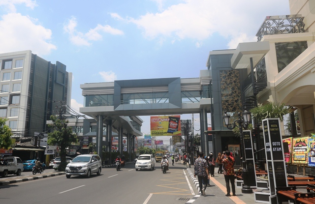 Jembatan Penyeberang Orang, JPO Ambaramarga, Di Atas Jalan Laksda Adisucipto Yogyakarta, Buka 24 Jam Non-Stop.