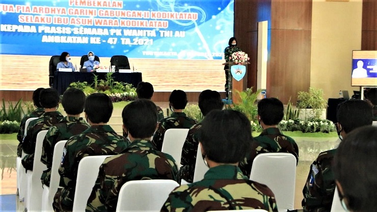 Ibu Asuh Wara Kodiklatau Beri Pembekalan Kepada Prasis Semaba PK Wanita TNI AU A-47