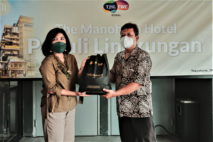 Anniversary Satu Tahun Operasional, The Manohara Hotel Yogyakarta Berbagi dengan Lingkungan Sekitar