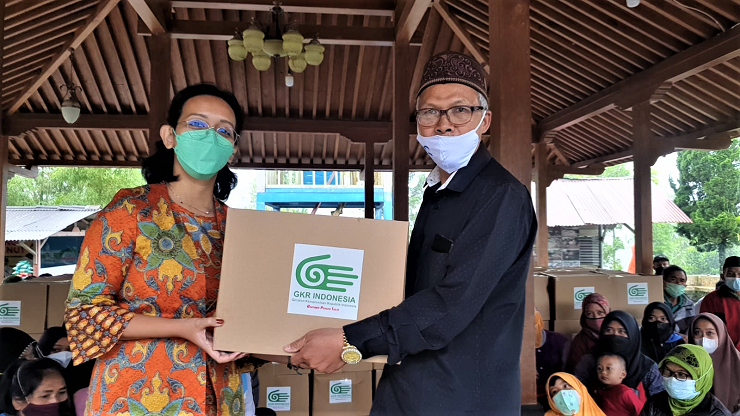 GKR Bendara Kunjungi Rumah Mbah Marijan, Bagi Sembako Hasil Lelang Lukisan