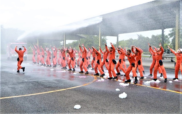 Sebanyak 33 Siswa Sekolah Penerbang Angkatan 101 Jalani Tradisi Terbang Solo Pertama