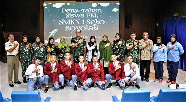 Kepala Museum Pusat TNI AU Dirgantara Mandala Serahkan Siswa Praktek Kerja Lapangan