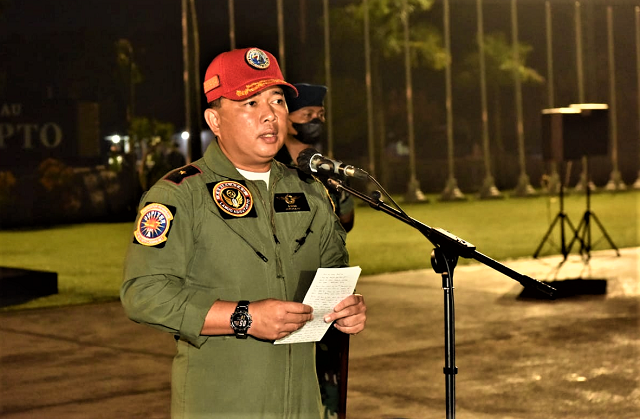 Danlanud Adisutjipto Marsma Azhar Aditama Sematkan Brevet Penerbang dan Navigator