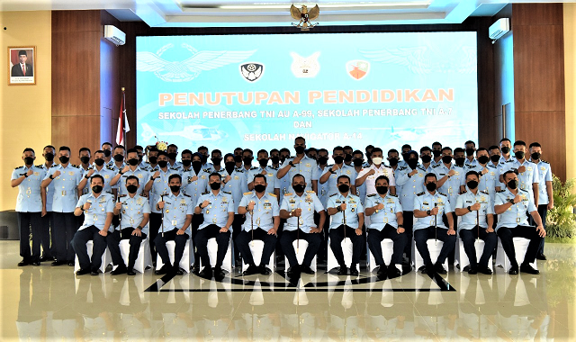Dankodiklatau Marsdya Nanang Santoso Menutup Dik Sekbang A-99, Sekbang TNI A-7 dan Seknav A-14 di Lanud Adisutjipto