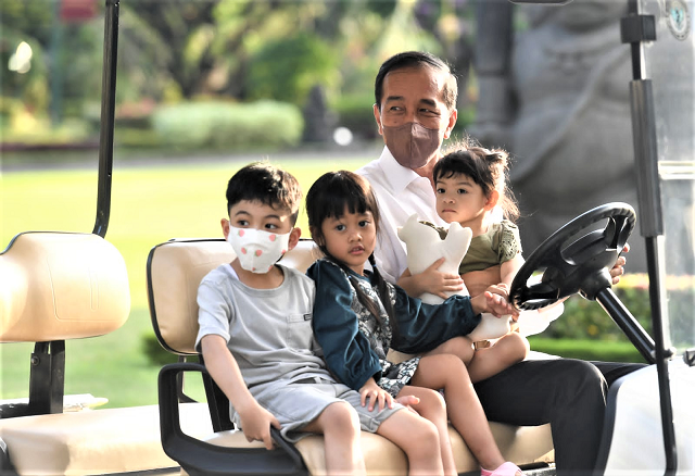 Melihat Kehangatan Presiden Bersama Cucunya