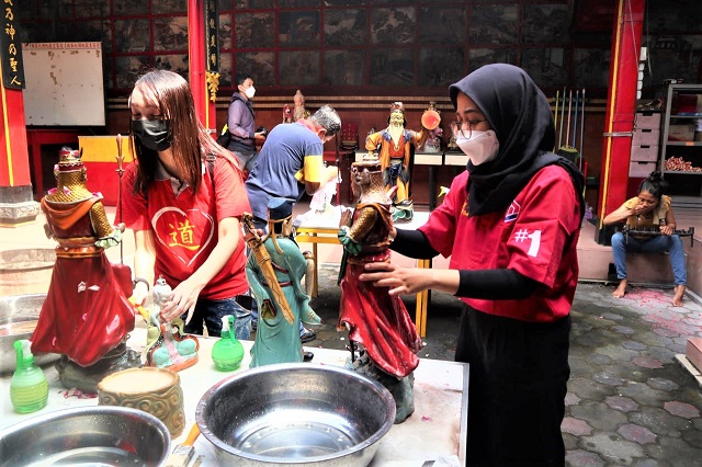 QHomemart Rayakan IMLEK 2574 Lakukan Bersih Klenteng Hingga Pesta Merah Diskon 90 Persen