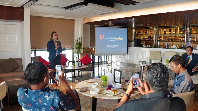 Entertainment di Chadis Rooftop Pool and Bar Hotel Swissbel-boutique Yogyakarta