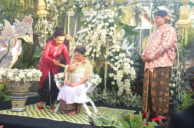 Prosesi Tradisi MITONI Pasangan Daru-Wulan Di Pendapa Tulungo Bantul, Yogyakarta