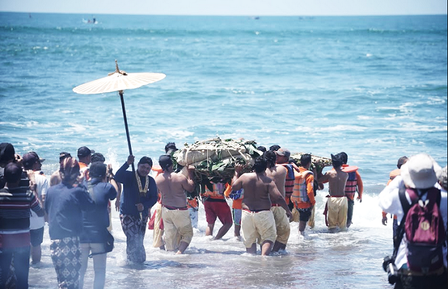 Ultah Ke-36 Kenaikan Tahta Sri Sultan HB X Ditutup Dengan Labuhan Di Pantai Parangkusumo Bantul, Yogyakarta