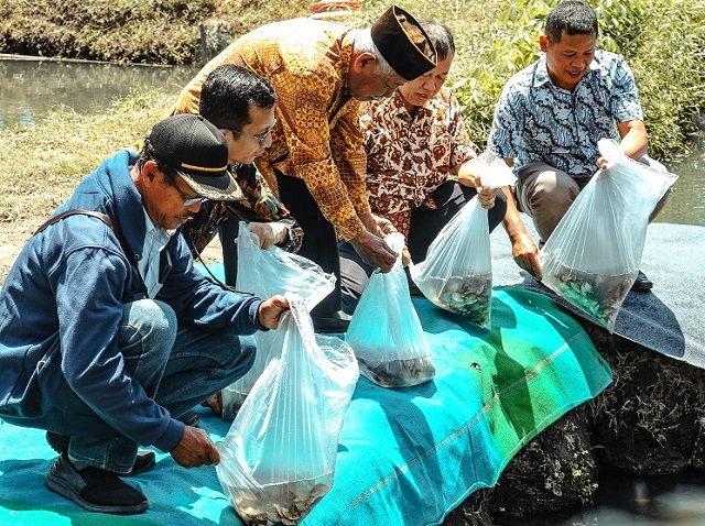 UAJY Serahkan Bibit Ikan dan Pakan Untuk KPI MAKMUR LESTARI Tambakbayan-Sleman