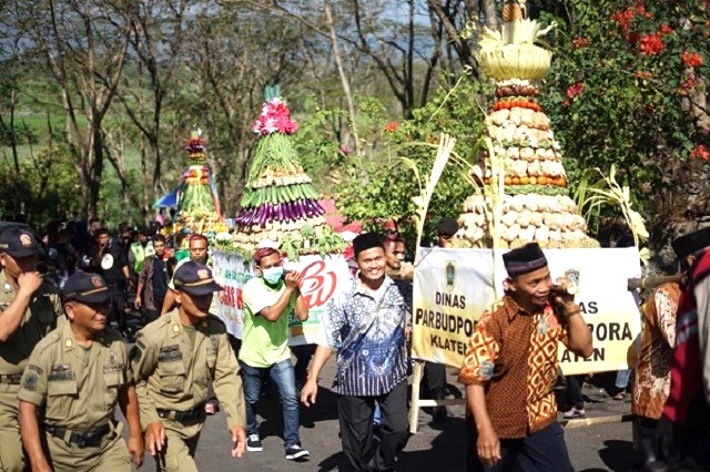 Tradisi GREBEG KUPAT SYAWAL Di Bukit SIDOGURO Klaten, Jawa Tengah, Berlangsung Meriah