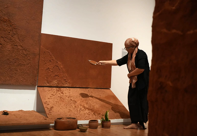 Seniman ENDANG LESTARI Hadirkan Ritus GEOPHAGIA MEMORIA dan Performativitas Tanah Pada Pameran Indonesian Women Artists Ke-4: ON THE MAP Di Galeri Nasional Indonesia Jakarta