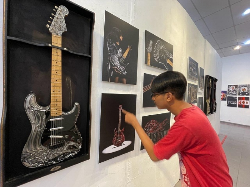 MAHADIKA MUHAMMAD AKBAR, Mahasiswa ISI Yogyakarta Kenalkan Gitar Listrik Ukir Jepara Pada Pekan Fotografi Sewon Ke-19