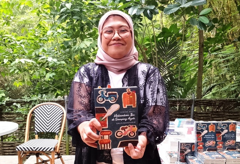 KALIS MARDIASIH Luncurkan Novel Fiksi Family Drama Berjudul MAKAMKAN IBU DI SAMPING AYAH
