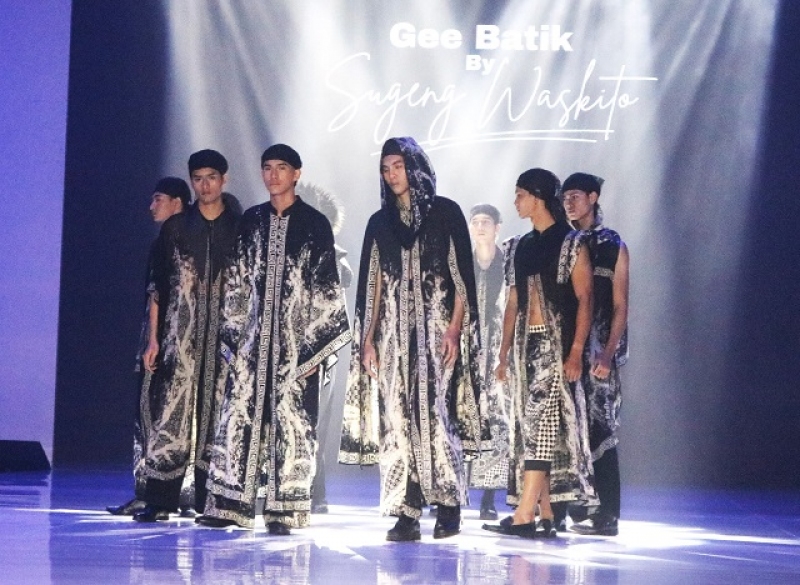 Busana SOGAN Monokrom Adiluhung Karya Gee Batik SUGENG WASKITA, Penuh Pesona