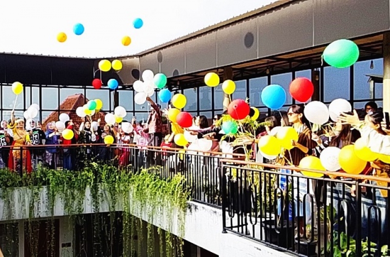 Closing FASHION ON THE STREET PRAWIROTAMAN 2026, Diwarnai Dengan Pelepasan Balon Dari Roof-top Dhipa Kinanthi by Raminten, Yogyakarta