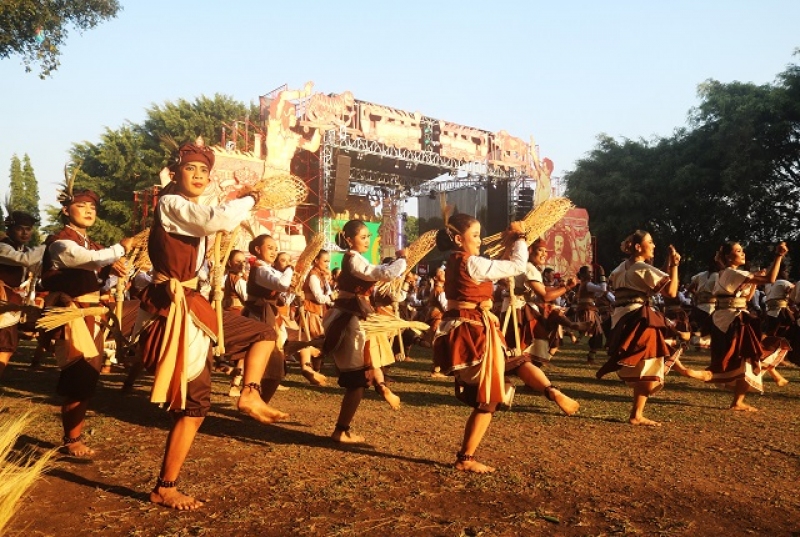 Gubernur SULTAN HB X, Membuka Festival Kebudayaan Yogyakarta 2026 Di Lapangan Beran Sleman Dengan GEGURITAN