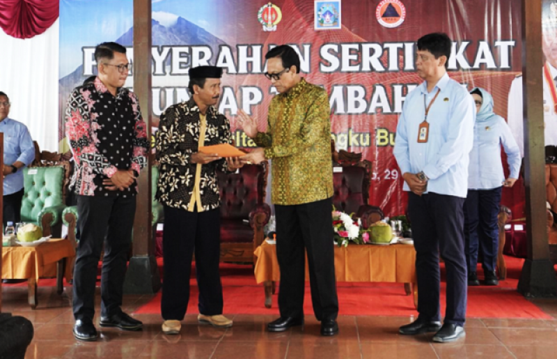 SULTAN HB X Serahkan 46 Sertifikat Hak Milik Hunian Tetap Warga Cangkringan Sleman